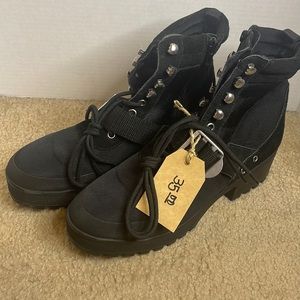 LIKE NEW. WORN ONCE Steve Madden Military Style Lug Sole Boots